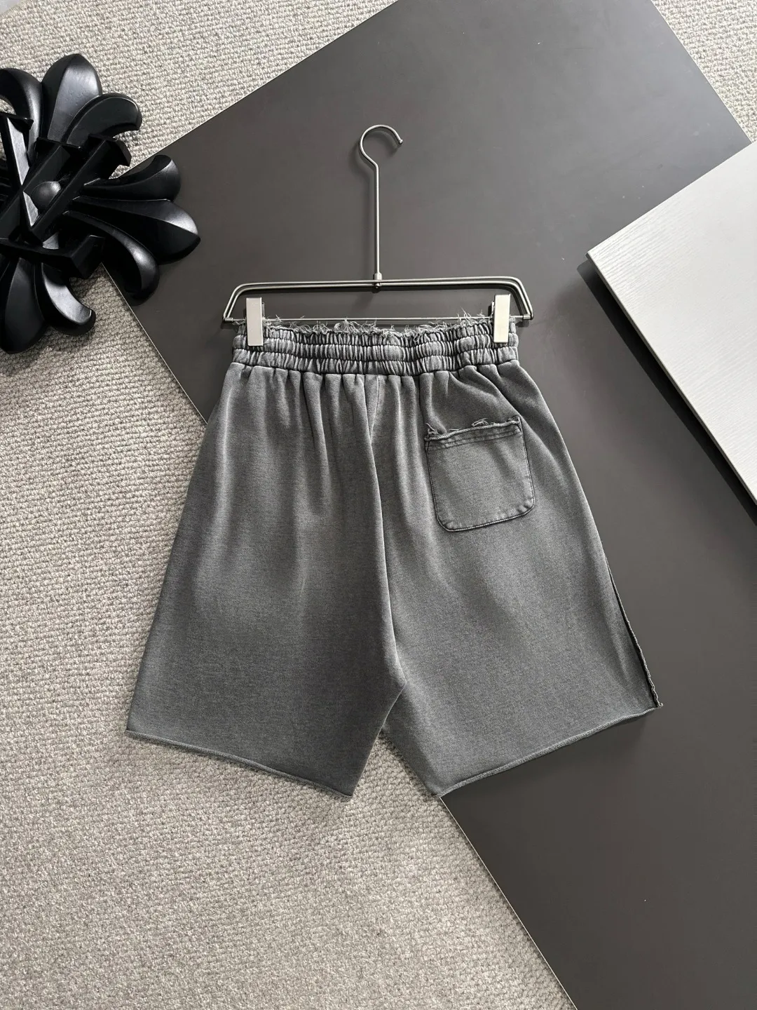 🅿️330 shipped next day, high quality Stone lsland/Stone Island 2025 spring and summer new elastic band casual color-washed loose shorts, two needle stitches at the trouser hem, fine and firm stitching, counter-customized fabrics with high breathability and comfort, impeccable details, brand element design concept, reflecting high quality. It feels delicate and soft! It presents a casual cut and the upper body shape is great! Size: S-XXL